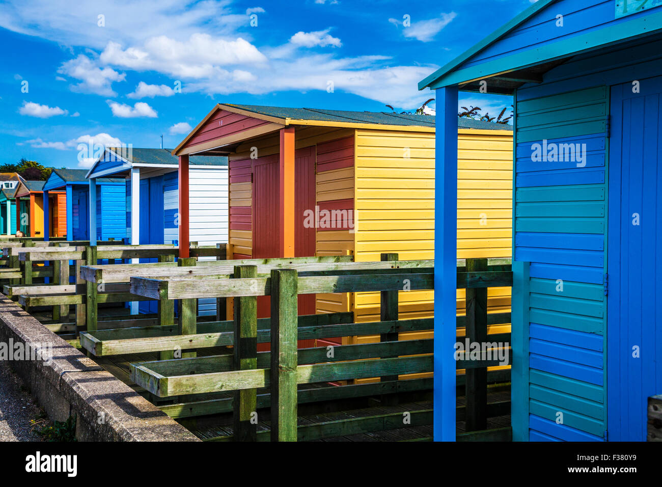 In legno colorato capanne sulla spiaggia in Kentish resort costiero di Whitstable. Foto Stock