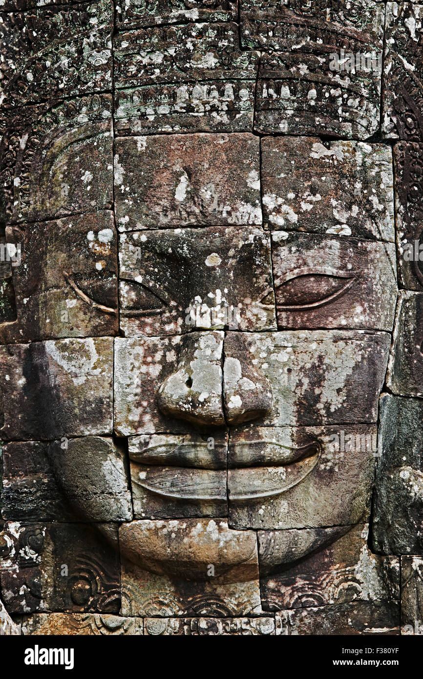 Scolpita in pietra faccia gigante al tempio Bayon. Parco Archeologico di Angkor, Siem Reap Provincia, in Cambogia. Foto Stock