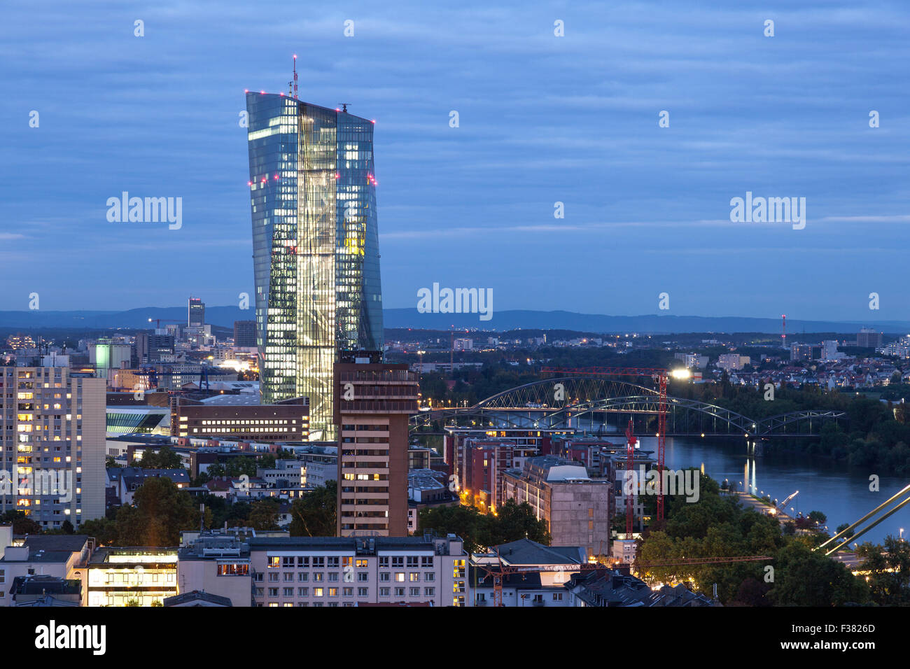 Banca centrale europea (BCE) nella città di Francoforte sul Meno di notte, Germania Foto Stock