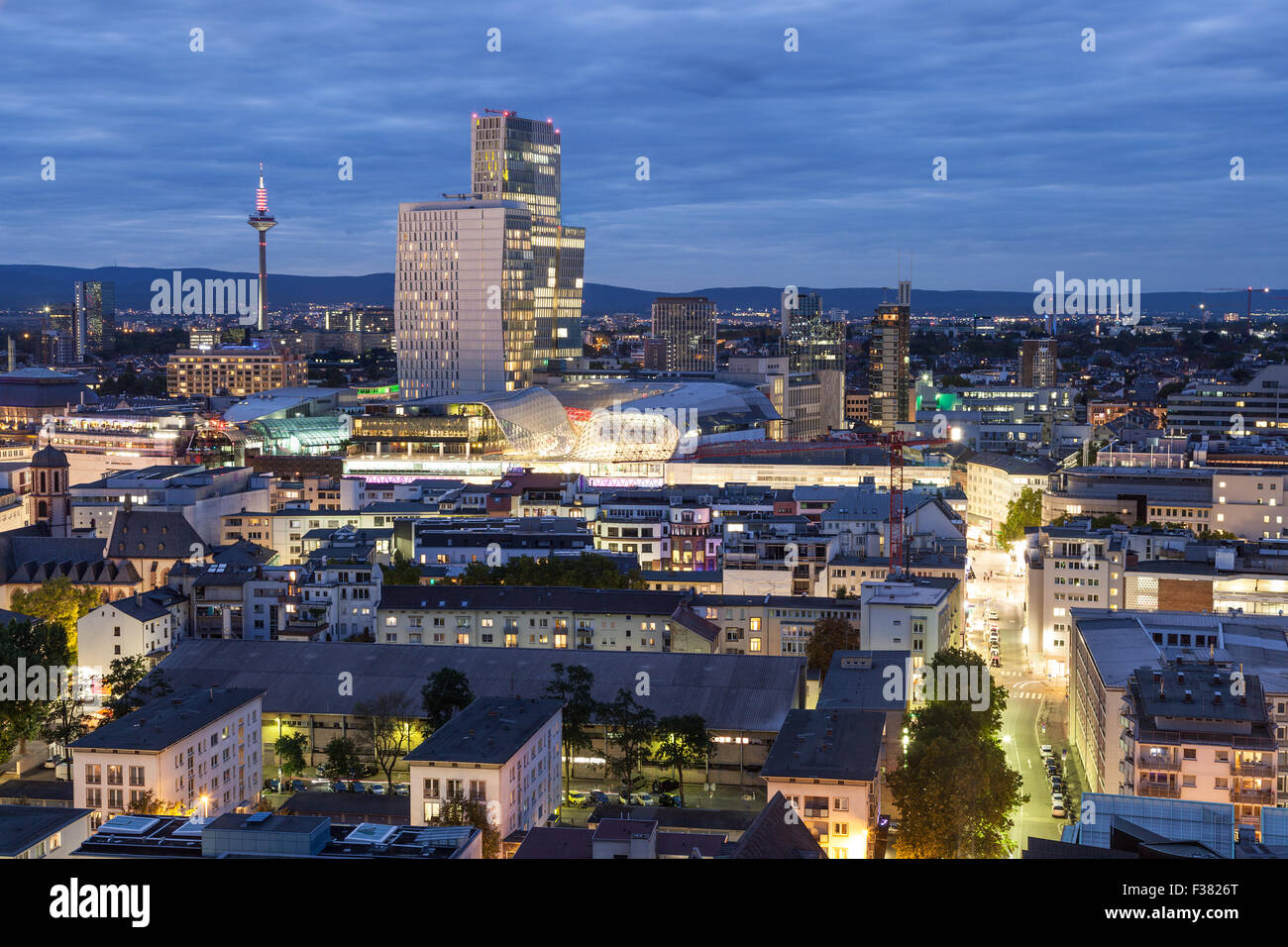 Vista sulla città di Francoforte sul Meno illuminata di notte, Germania Foto Stock