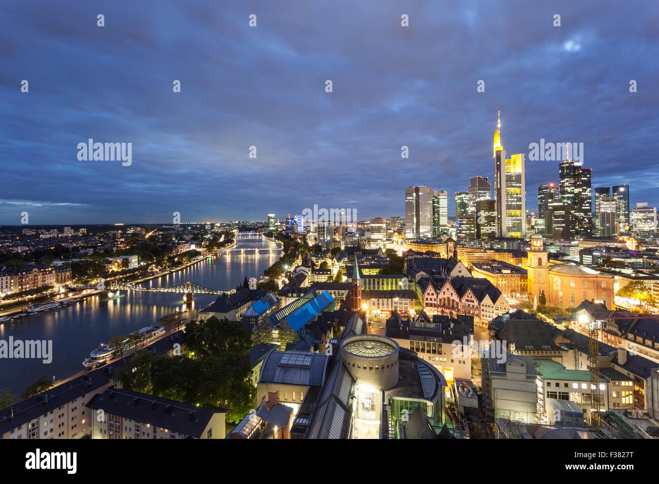 Vista sulla città di Francoforte sul Meno di notte, Germania Foto Stock