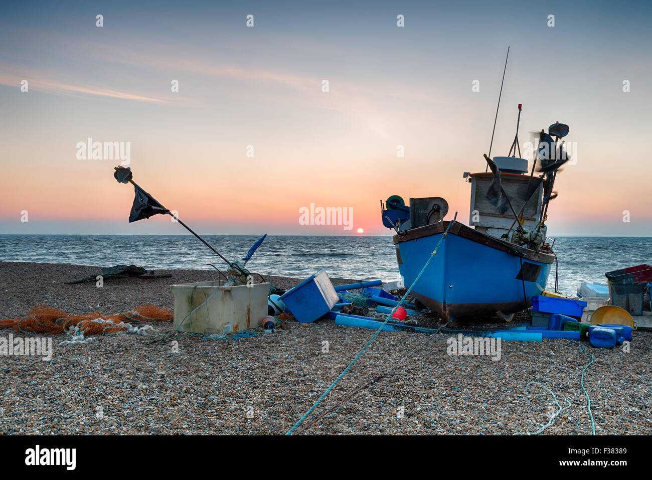 Blue barche da pesca sulla spiaggia di Aldeburgh sulla costa di Suffolk Foto Stock