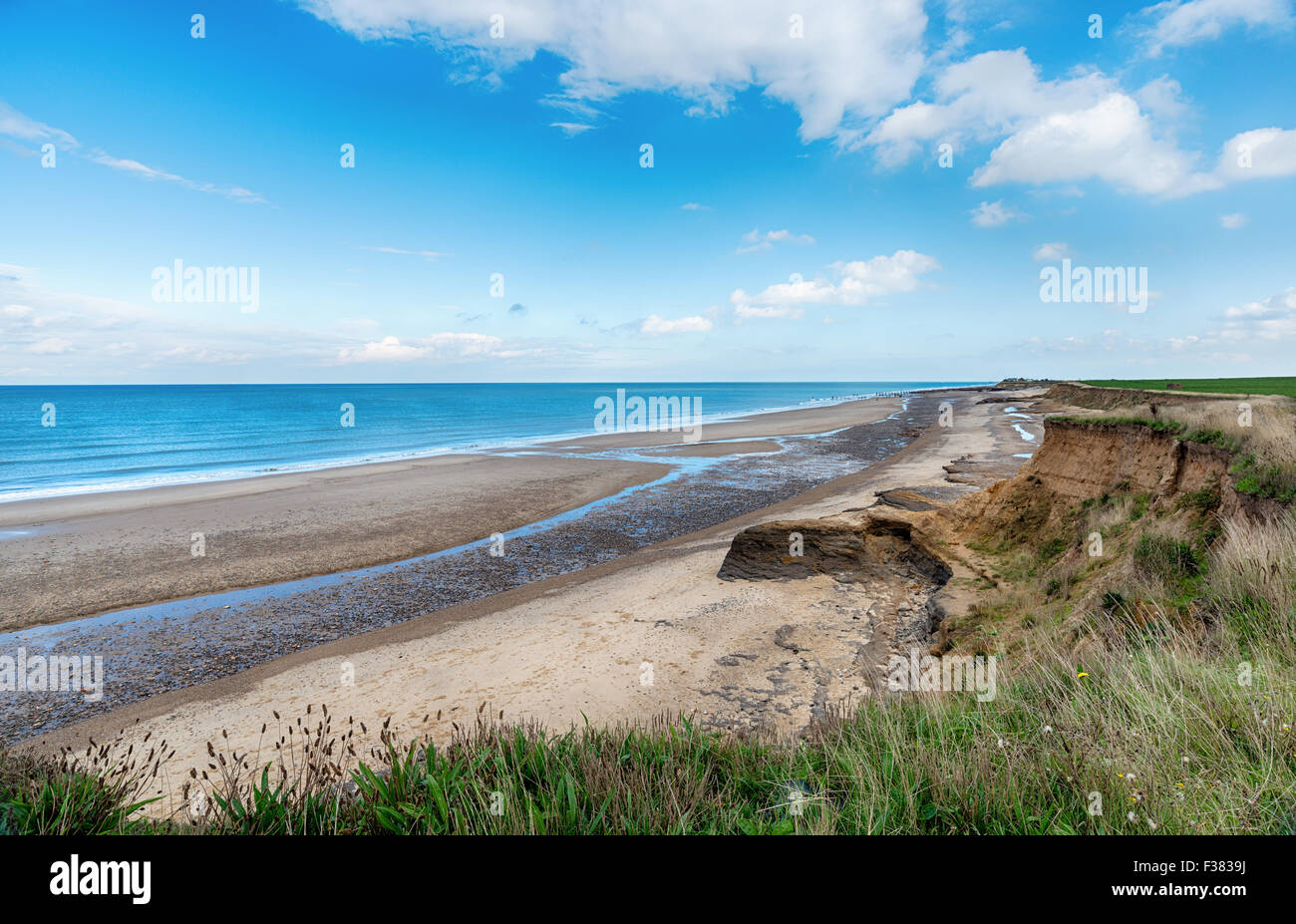 Happisburgh spiaggia ed erodendo le scogliere sulla costa di Norfolk Foto Stock