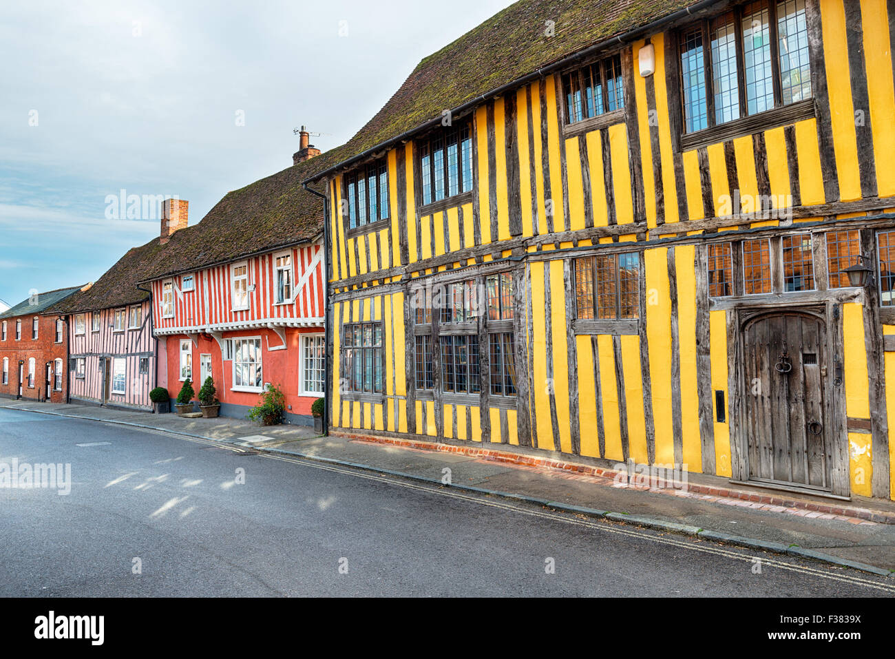Colorato Tudor metà case con travi di legno a Lavenham in Suffolk Foto Stock