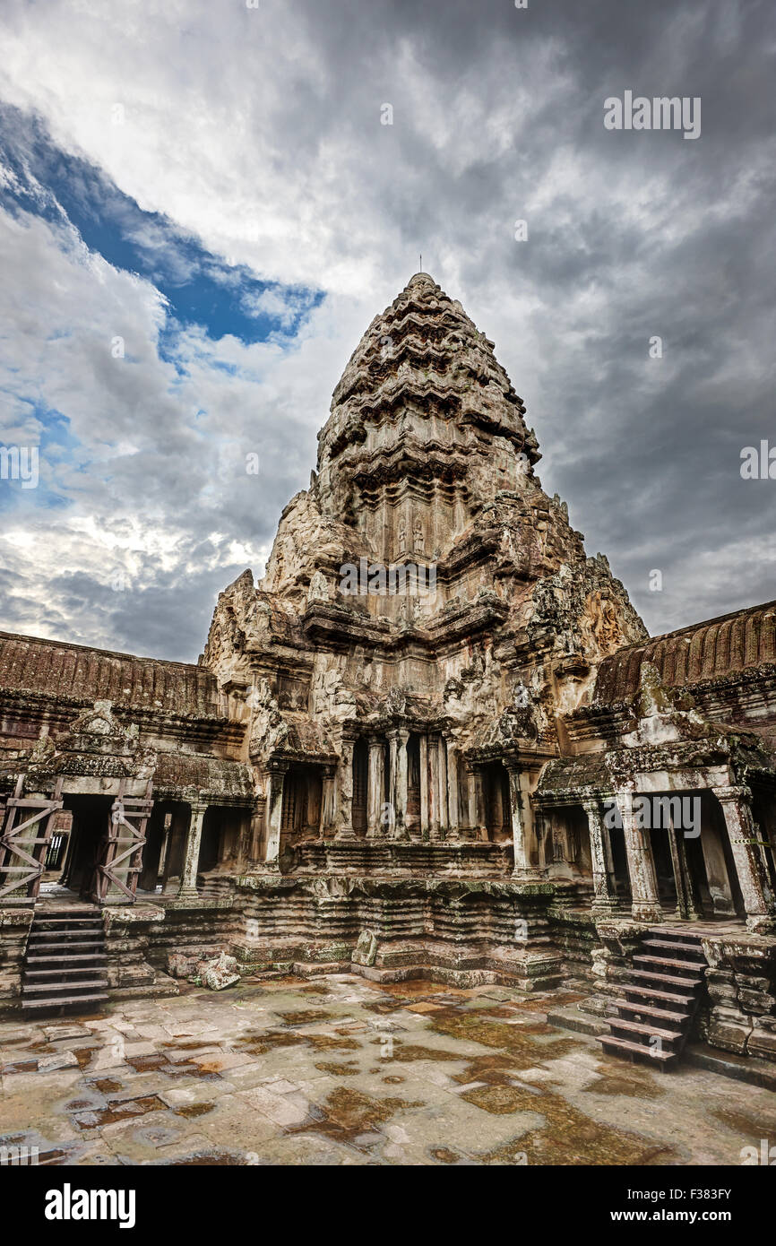 Torre d'angolo al livello superiore del tempio di Angkor Wat. Parco Archeologico di Angkor, provincia di Siem Reap, Cambogia. Foto Stock