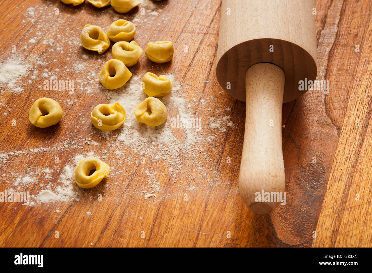 Tavolo con fatti in casa tortellini italiano Foto Stock