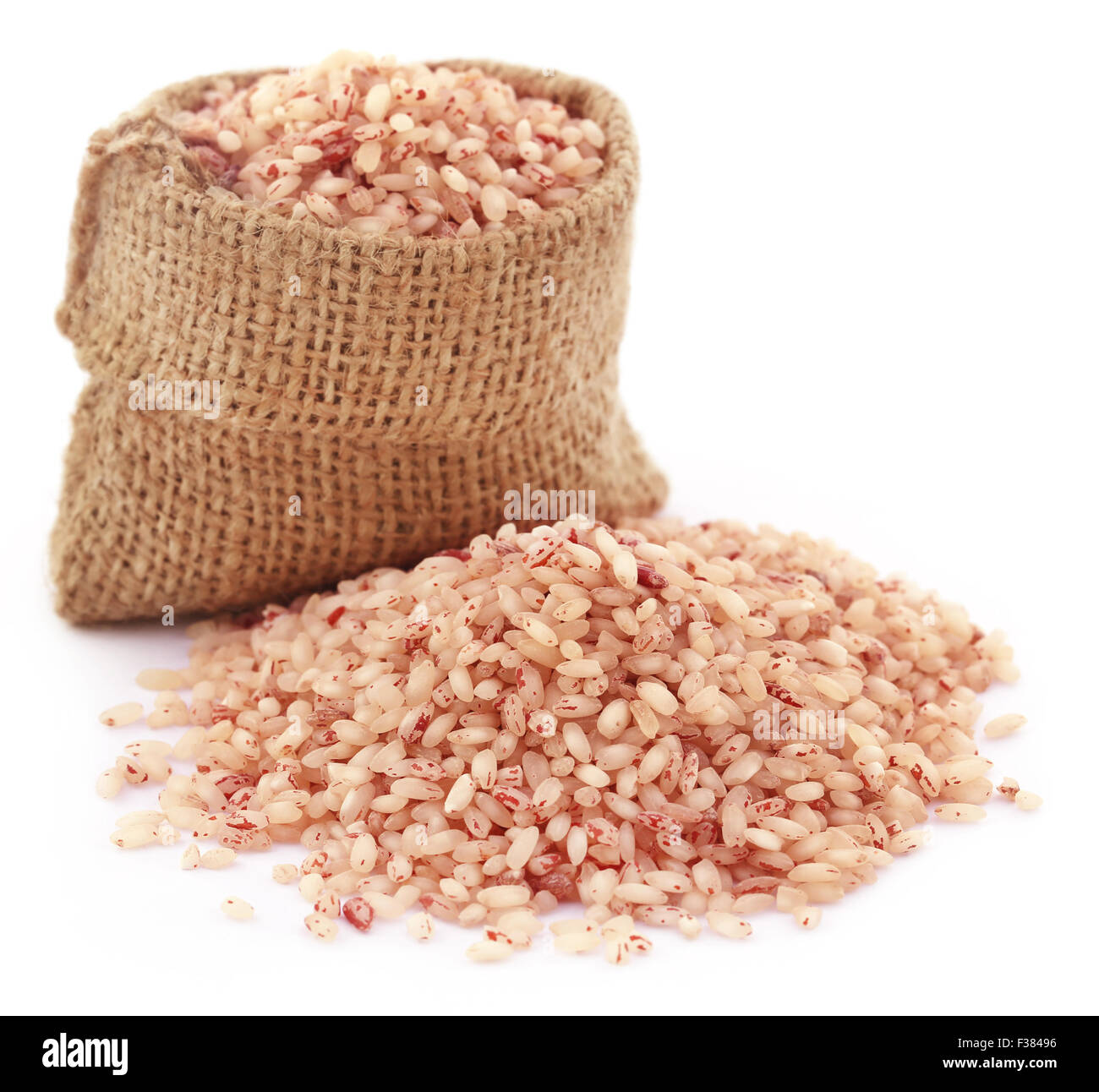 Riso fresco nel sacco sacco su sfondo bianco Foto Stock