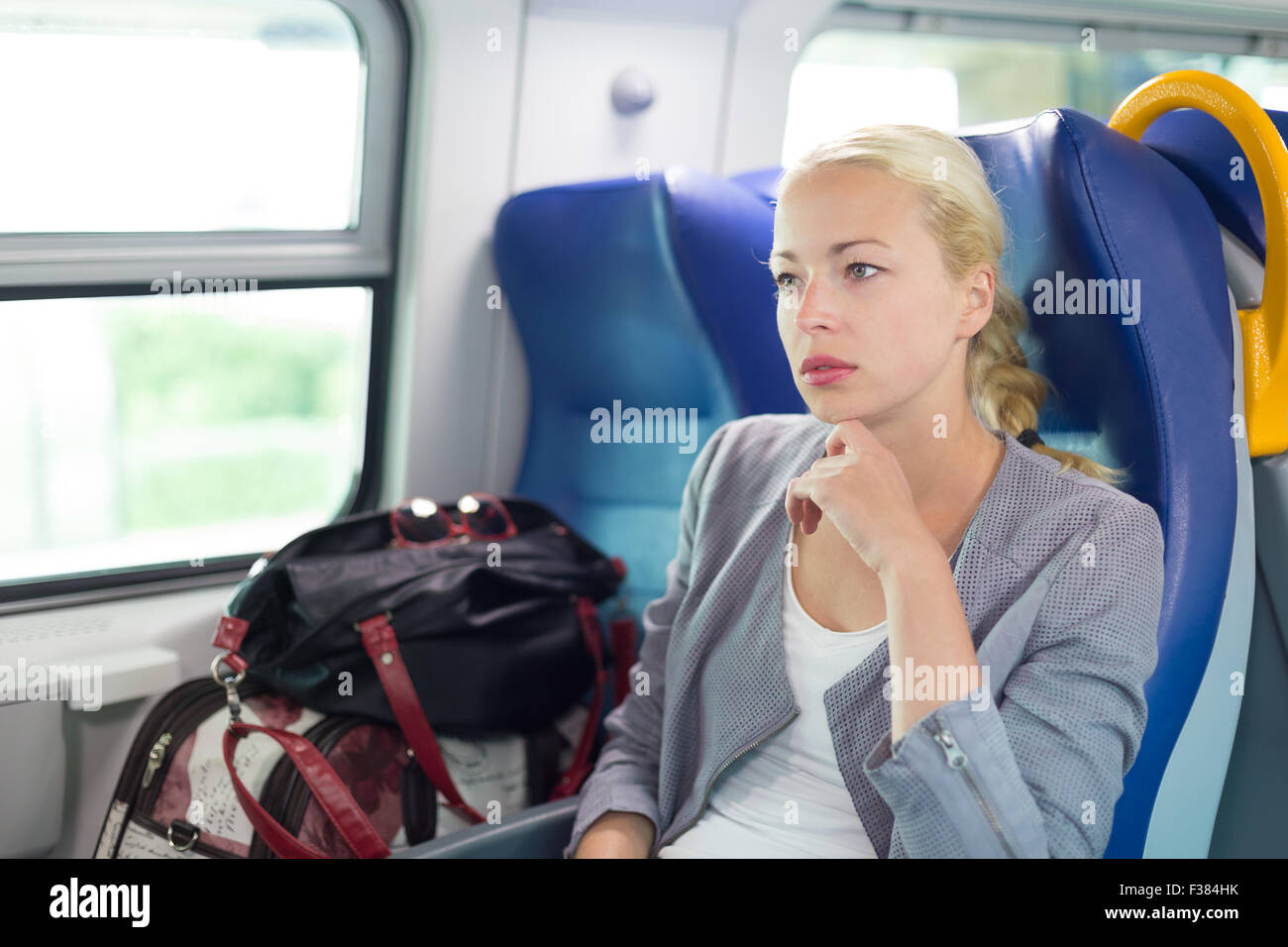 Bionda caucasica donna di affari che viaggiano in treno. Business travel concept. Foto Stock