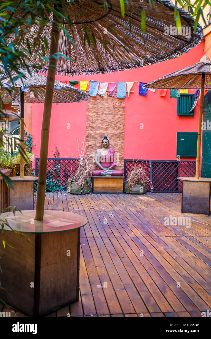 Statua del Buddha presso il tea garden Dobra cajovna a piazza Venceslao, Praga, Repubblica Ceca Foto Stock