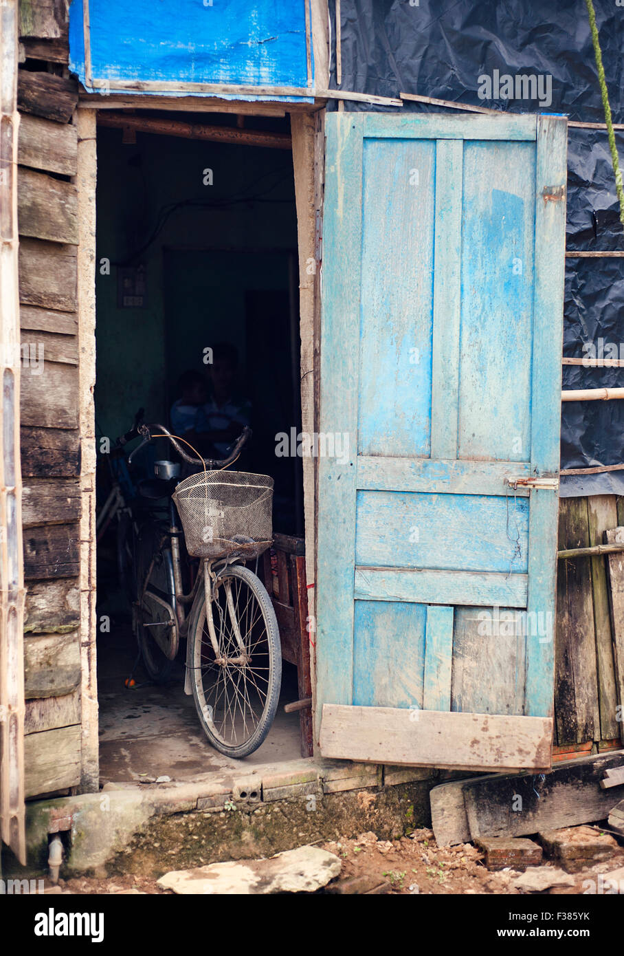 Vecchia bicicletta in un capannone Foto Stock