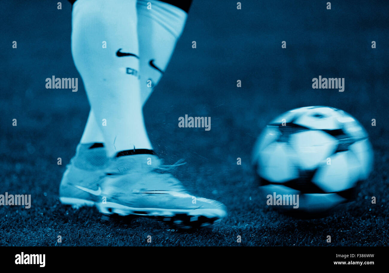 Moenchengladbach, Germania. 30 settembre 2015. UEFA Champions League, 2015/16, turno, 2° giorno, Borussia Monchengladbach (Moenchengladbach, Gladbach) vs. Manchester City ----giocatore calcia il pallone finale dell'Adidas Foto Stock