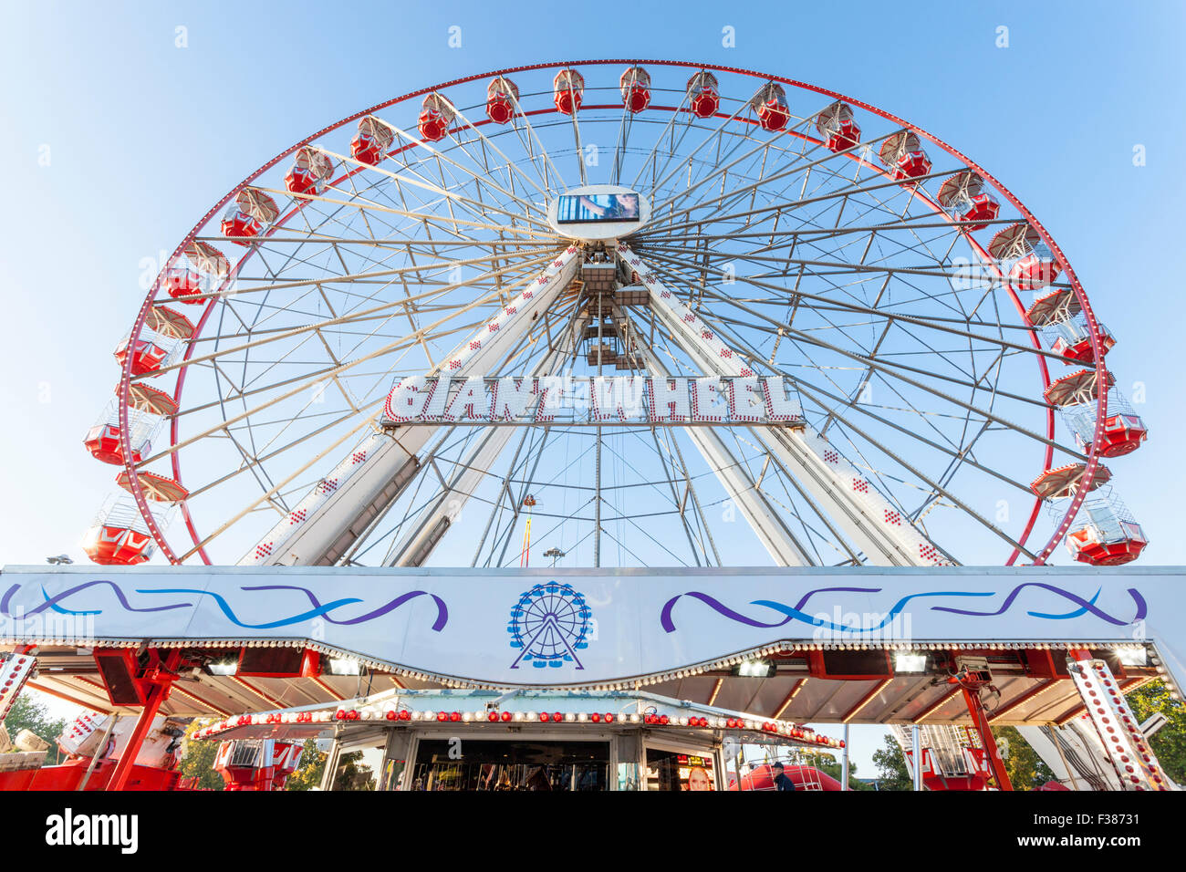 La Ruota Gigante, una grande ruota fairground ride a Goose Fair, Nottingham, Inghilterra, Regno Unito Foto Stock