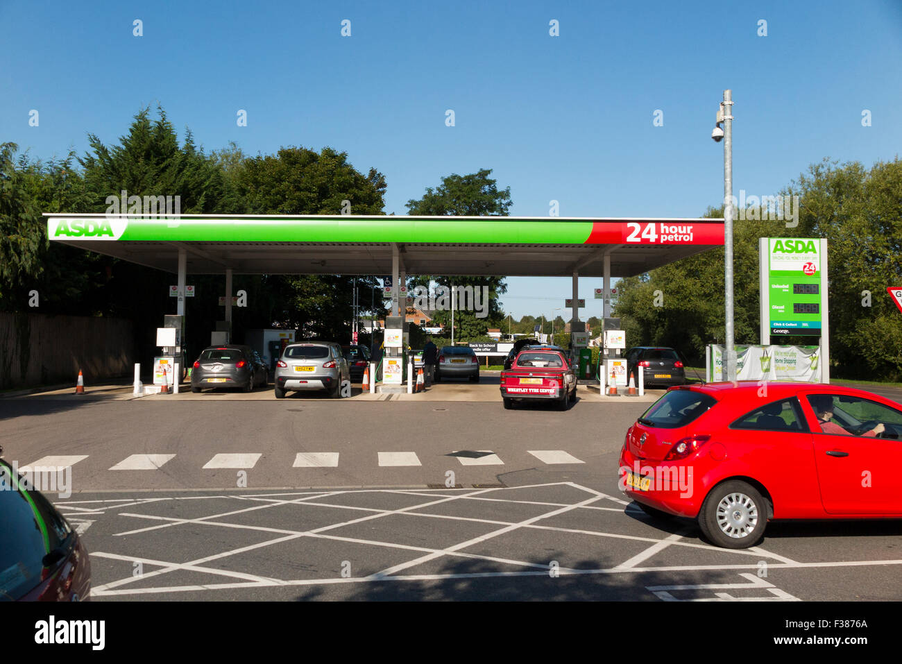 Asda Oxford Wheatley supermercato stazione di benzina e il piazzale antistante al di fuori di Oxford, Oxfordshire, Regno Unito. Foto Stock