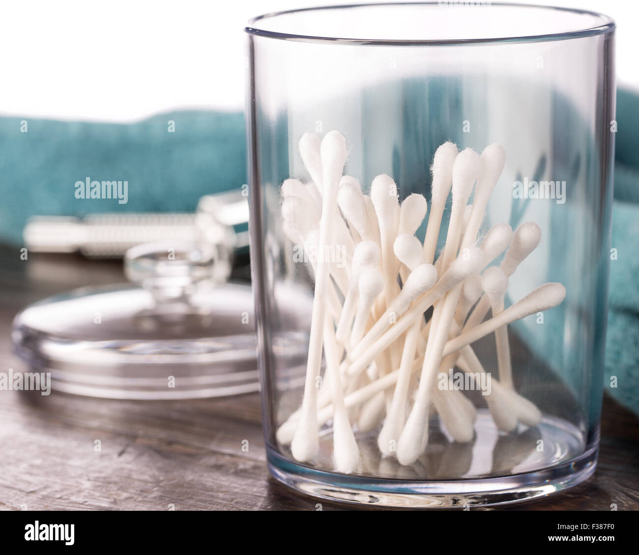 Tamponi di cotone in plastica trasparente vaso in ambiente bagno Foto Stock