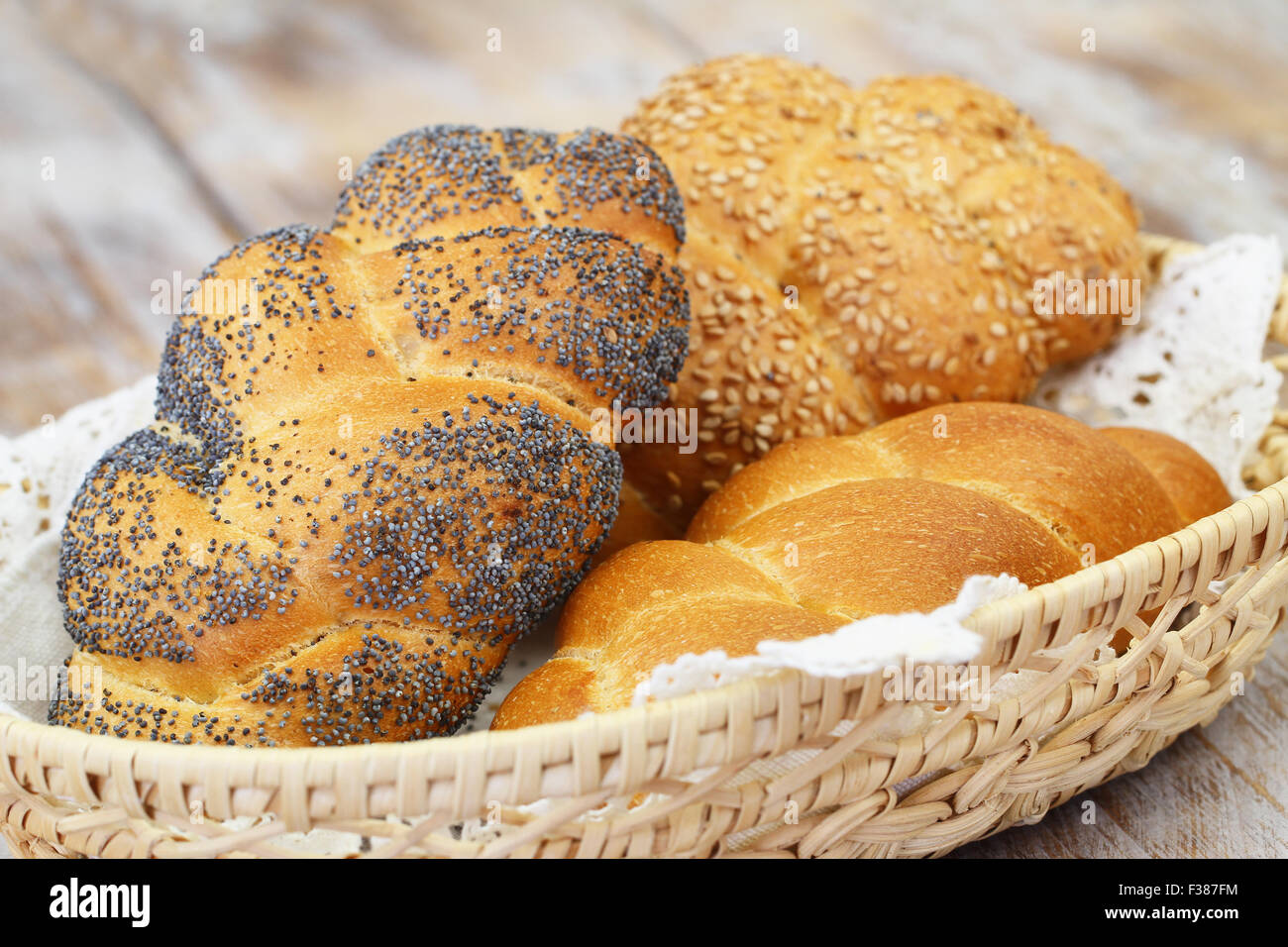 Challah pane con i semi di papavero Semi di sesamo e semplice nel cestino del pane Foto Stock
