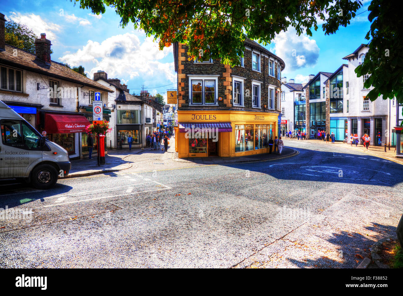 Bowness on Windermere town center negozi strada strade Bowness-On-Windermere Cumbria shopping REGNO UNITO Inghilterra Foto Stock