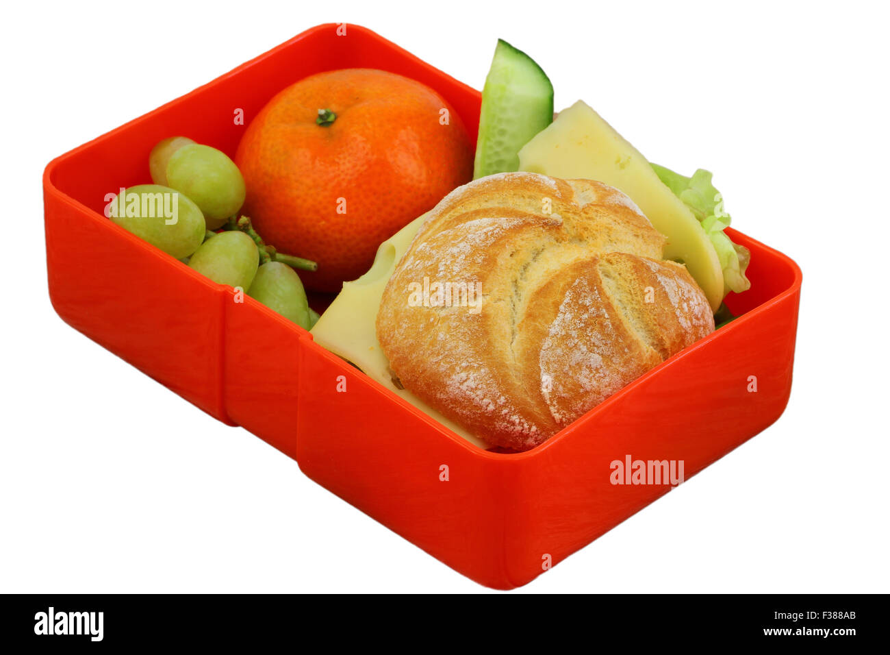 Scatola di pranzo con sandwich di formaggio, uva e mandarine isolato su bianco Foto Stock
