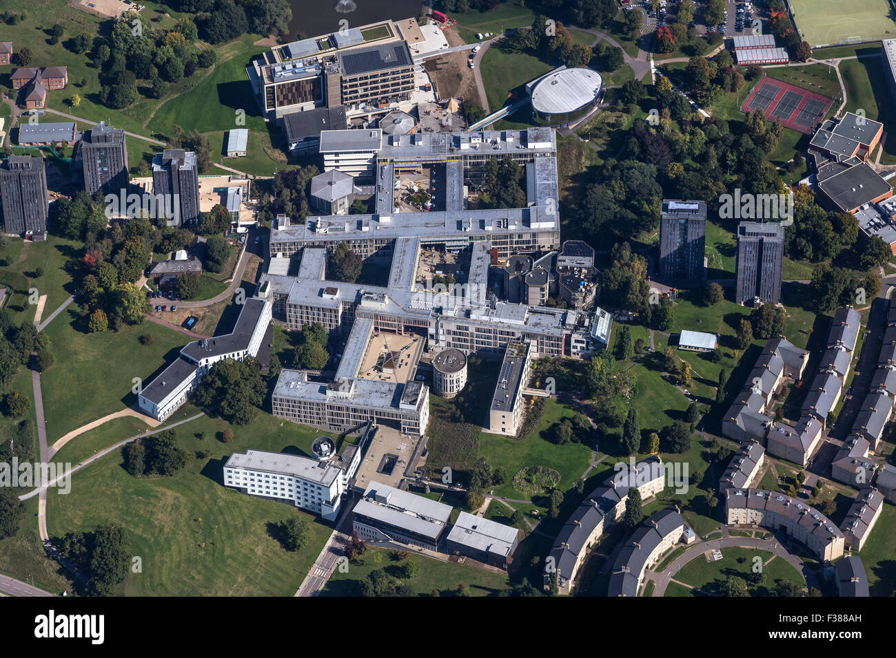 Vista aerea dell'Università di Essex, WIVENHOE MOSTRA IL CAMPUS E ALLOGGI TORRI Foto Stock