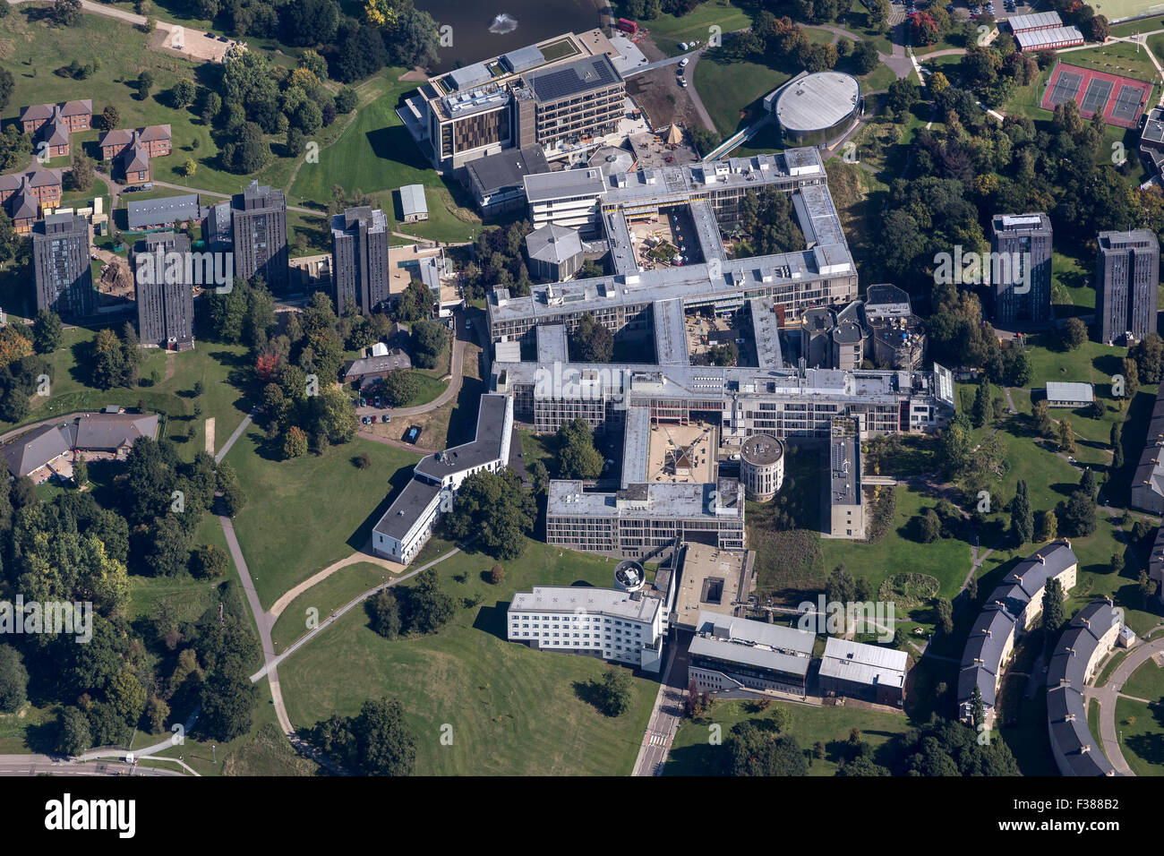 Vista aerea dell'Università di Essex, WIVENHOE MOSTRA IL CAMPUS E ALLOGGI blocchi a torre Foto Stock