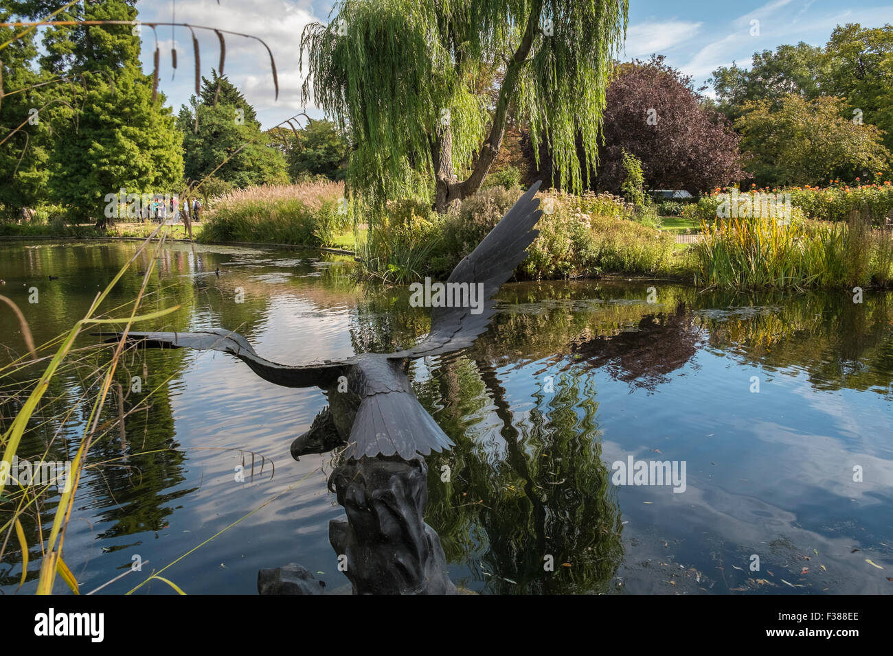 Eagle scultura, giardino Giapponese, Regents Park, Londra, Inghilterra Foto Stock