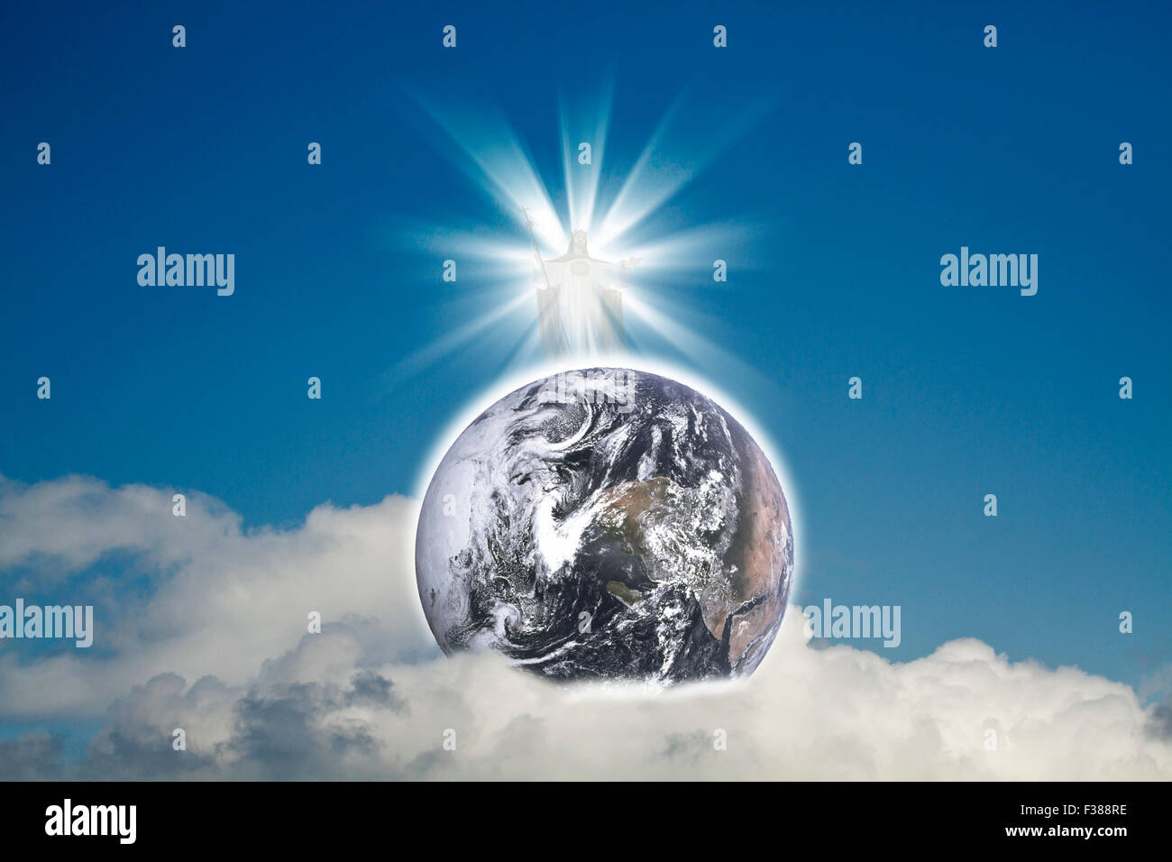 Gesù Cristo in cielo blu con nuvole bianche e blu del pianeta terra(Massa elementi di questa immagine fornita da NASA) Foto Stock