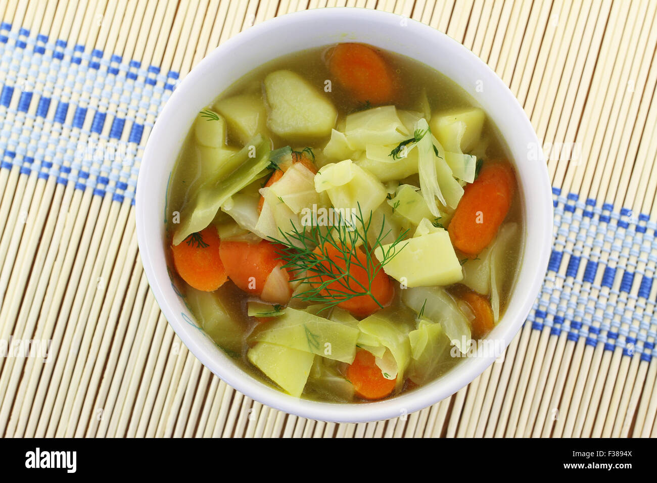 La zuppa di cavolo nella ciotola sul tappetino di bambù Foto Stock