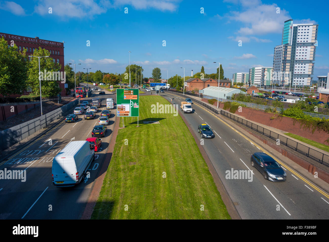 Anello di Wolverhampton road con il forte rialzo student accommodation in background West Midlands, Regno Unito Foto Stock