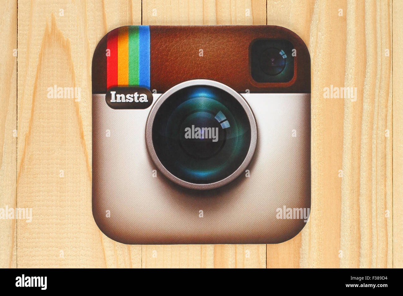 KIEV, UCRAINA - 30 Aprile 2015:Instagram logotipo fotocamera stampato su carta e posti su sfondo di legno. Foto Stock