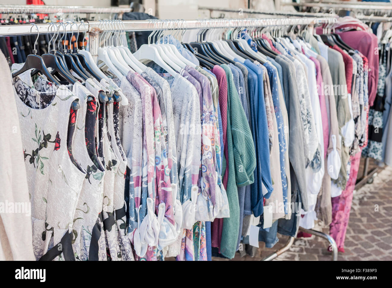 Vestiti per la vendita presso il locale mercato all'aperto. Italia Foto Stock