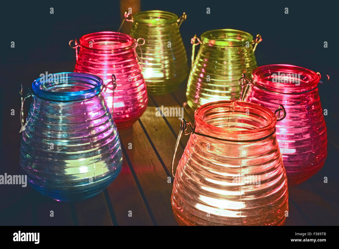 Candele di tè in varie vetro colorato Foto Stock