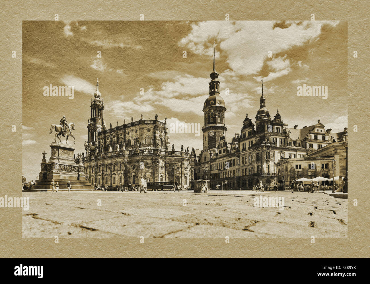 Vista su Theaterplatz Cattolica alla Chiesa di Corte, Castello di Dresda e la Hausmannsturm, Dresda, Sassonia, Germania, Europa Foto Stock