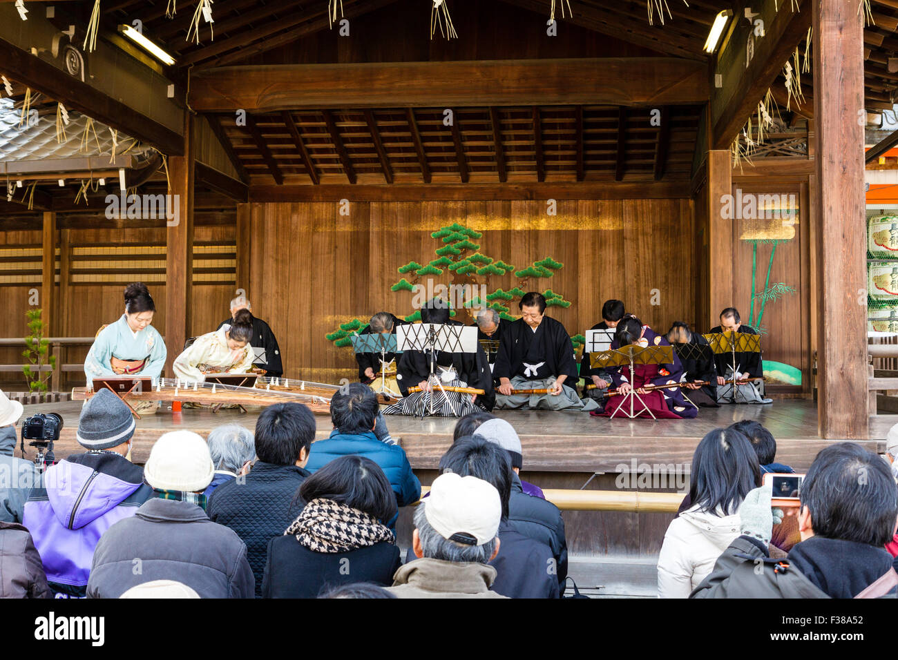 Noh giocare, Orchestra, Hayashi, due gruppi di eseguire con flauti prima del nuovo anno il pubblico su Honbutai, il principale esterno dello stadio di legno. Foto Stock