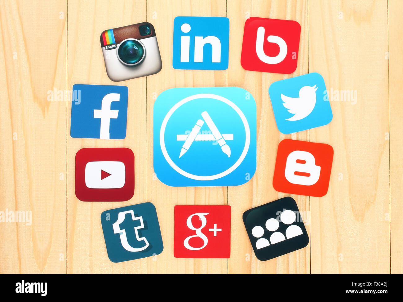 KIEV, UCRAINA - Luglio 01, 2015: intorno all'icona AppStore sono posti famosi social media le icone Foto Stock