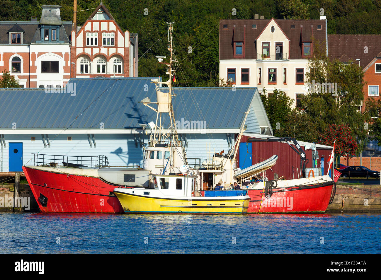 Due colorate barche di Fisher a Flensburg Osthafen Foto Stock