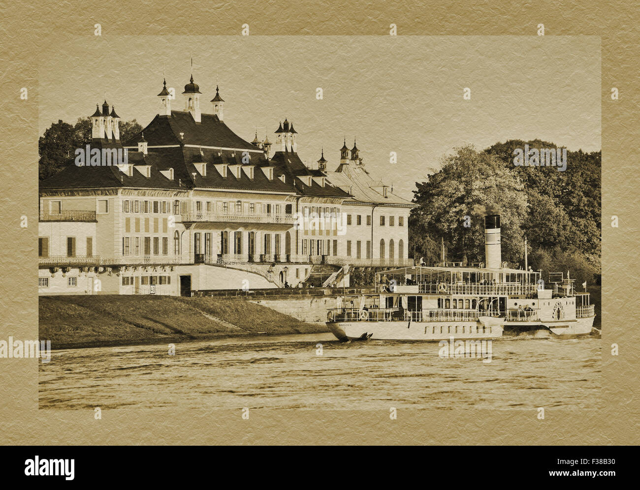 Vista sul fiume Elba al castello di Pillnitz, Dresda, Sassonia, Germania, Europa Foto Stock