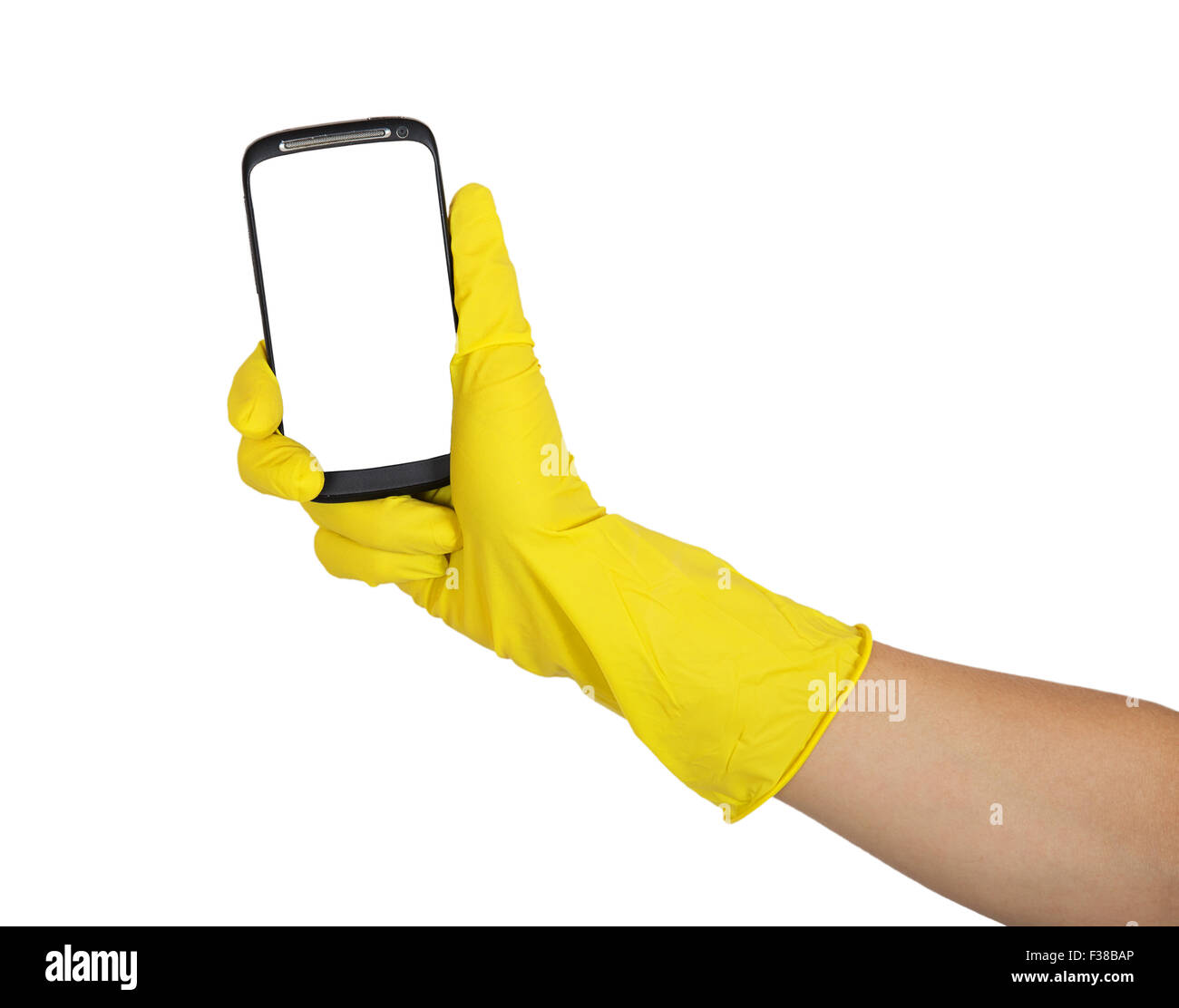 Mano nel guanto giallo in possesso di un telefono cellulare isolato su sfondo bianco Foto Stock