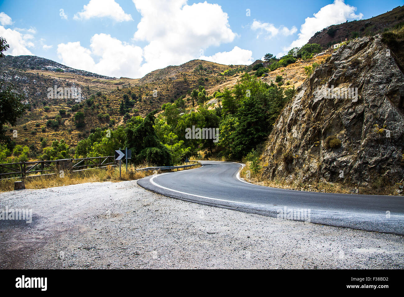 Curva strada di montagna nelle montagne del Mediterraneo, in discesa Foto Stock
