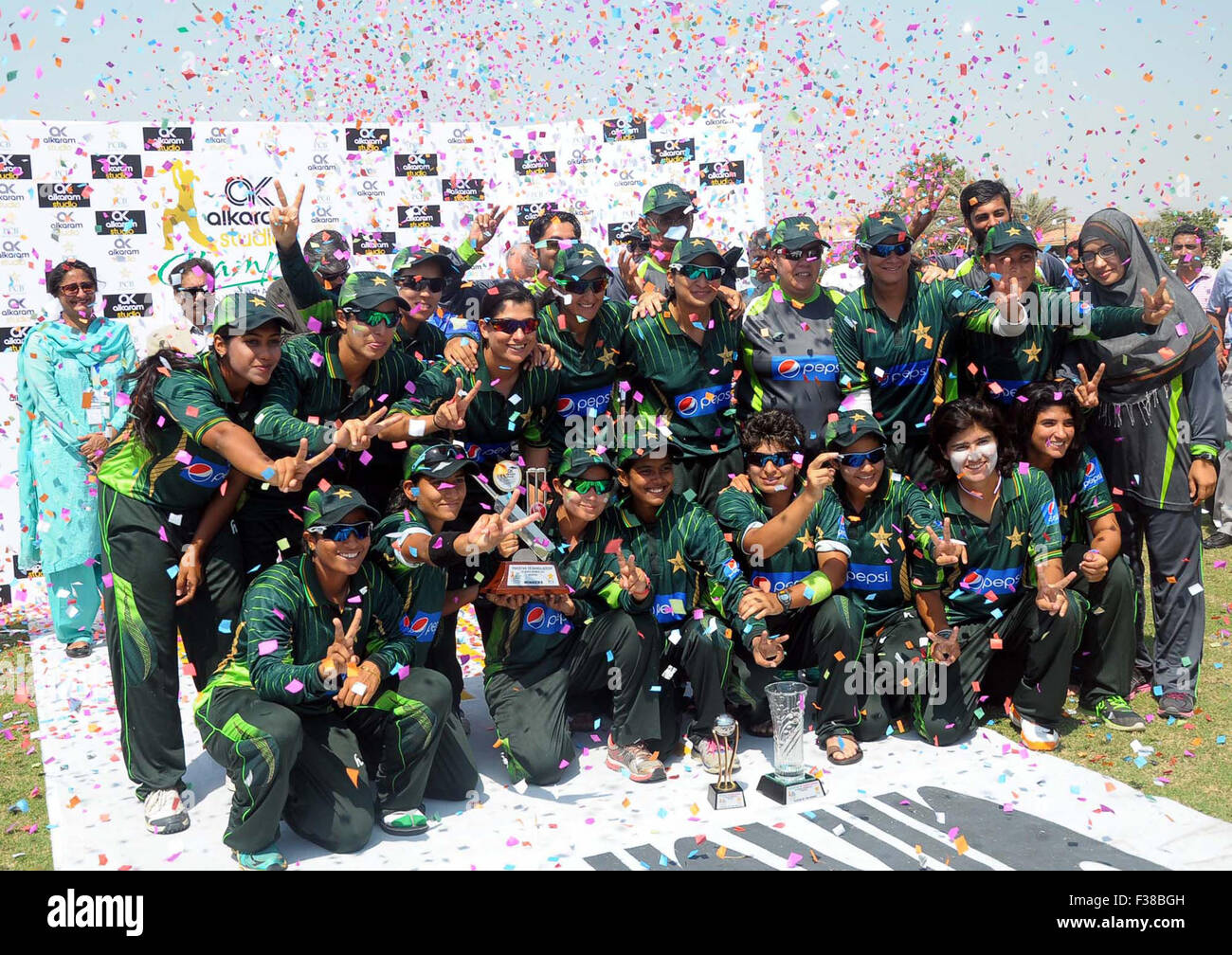I giocatori del Pakistan Donne squadra di cricket esultante dopo la vittoria in Pak-Bangladesh T20 serie, giocato a Karachi giovedì 01 ottobre, 2015. Foto Stock