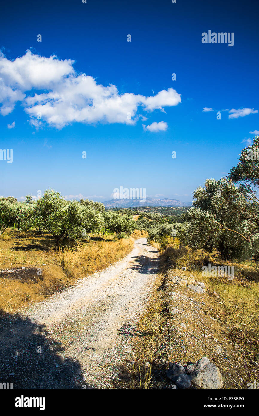 Curva strada di montagna nelle montagne del Mediterraneo, in distanza Foto Stock