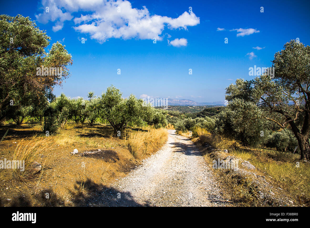 Curva strada di montagna nelle montagne del Mediterraneo, in distanza Foto Stock