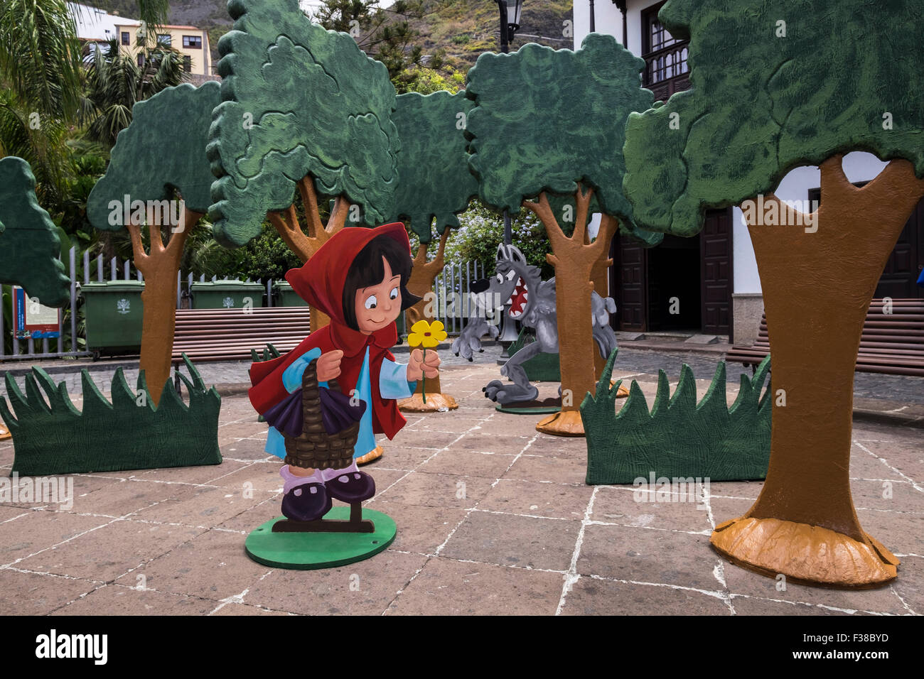 Impostazione di una messa in scena di Little Red Riding Hood in Plaza Juan Gonzalez de la Torre, Garachico, Tenerife, Isole Canarie, Spagna. Foto Stock