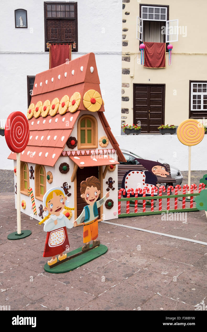 Impostazione di una messa in scena di Hansel e Gretal in Plaza Juan Gonzalez de la Torre, Garachico, Tenerife, Isole Canarie, Spagna. Foto Stock