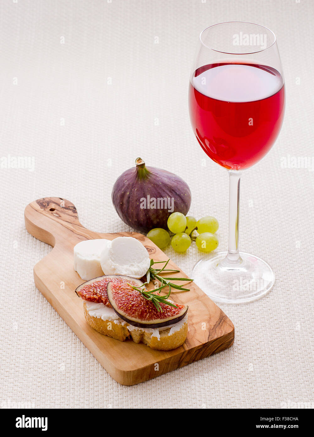 Il formaggio Feta con maturi fig e vino rosso, close up Foto Stock