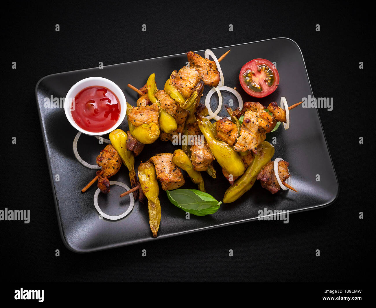 Spiedini di carne e salsiccia per pizza peperoni in nero, vista dall'alto Foto Stock