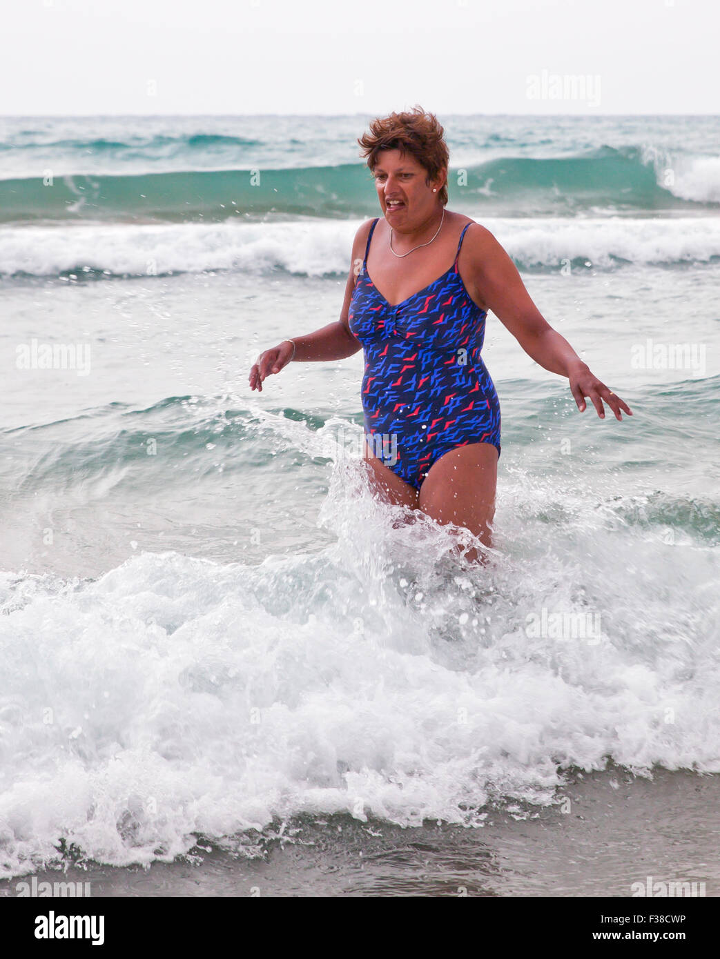 Donna in mare a freddo. Foto Stock