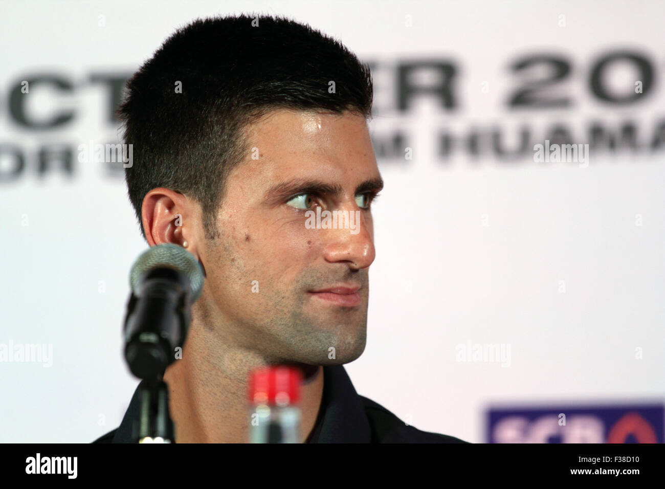 Bangkok in Thailandia. 1 ottobre 2015. Giocatore di Tennis Novak Djokovic durante una conferenza stampa. Djokovic è impostato per giocare contro Nadal il 2 ottobre per una mostra match di tennis a Bangkok. Credito: John Vincent/Alamy Live News Foto Stock