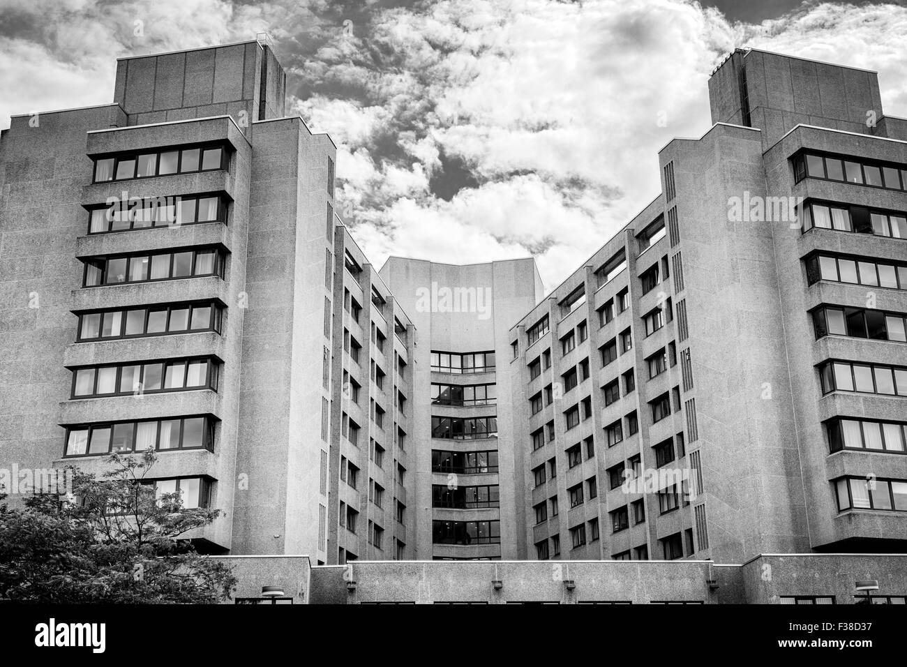 HDR in bianco e nero il colpo di ospedale urbano, Berlino Kreuzberg Foto Stock