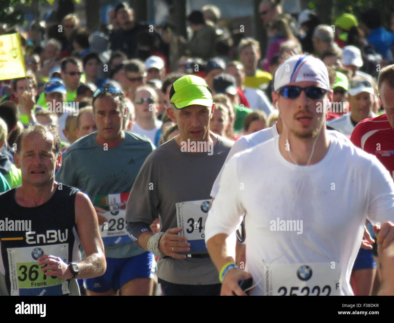Maratona BMW di Berlino 2015: Corridori internazionali, folle di tifosi, porta di Brandeburgo e vivace atmosfera cittadina durante l'iconico evento sportivo Foto Stock