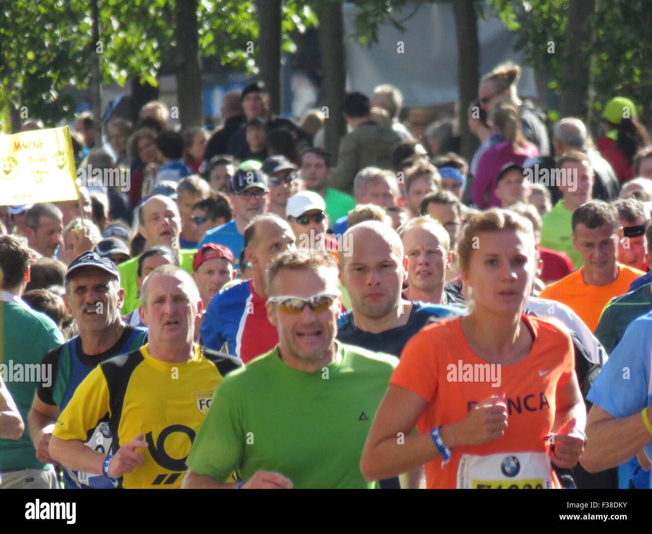 Maratona BMW di Berlino 2015: Corridori internazionali, folle di tifosi, porta di Brandeburgo e vivace atmosfera cittadina durante l'iconico evento sportivo Foto Stock