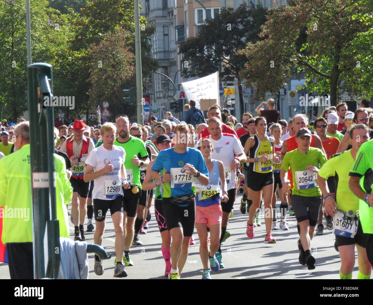 Maratona BMW di Berlino 2015: Corridori internazionali, folle di tifosi, porta di Brandeburgo e vivace atmosfera cittadina durante l'iconico evento sportivo Foto Stock